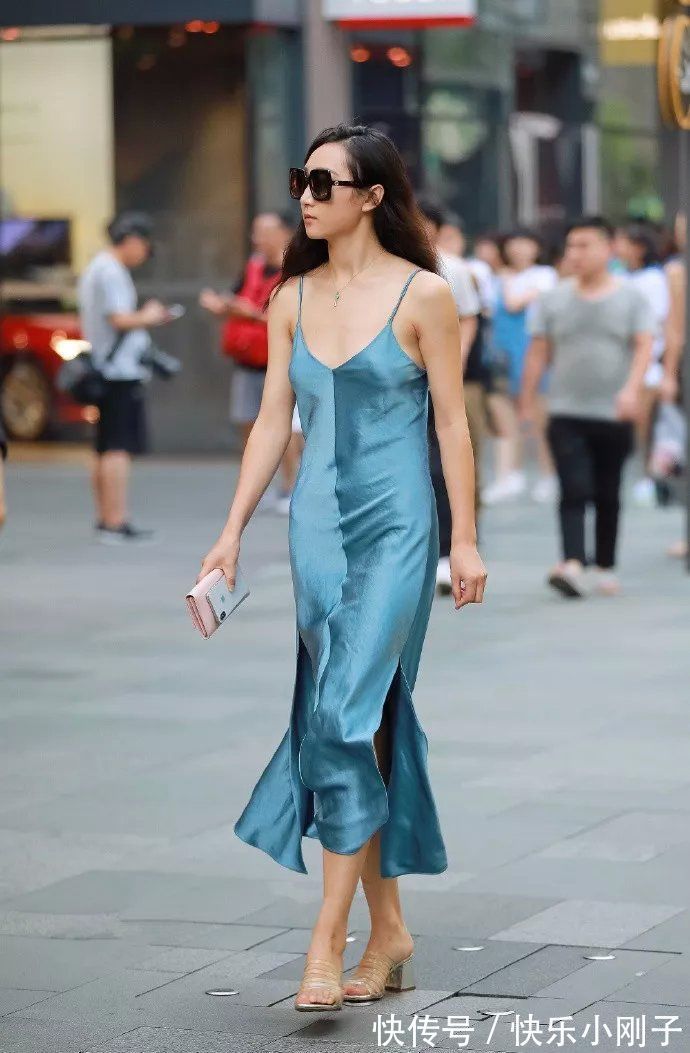 搭配 条纹长袖衬衫经典大方,重点是不会挑人穿,结合休闲的元素