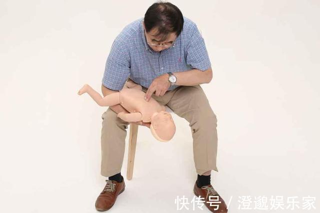 孩子|3岁男童樱桃卡喉,父母两个“果断”令医生称赞,家长们也要学会