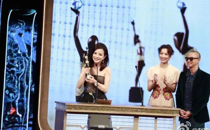 港姐|“最丑港姐”用20年逆袭:甩掉花花公子后,她靠自虐爆红!