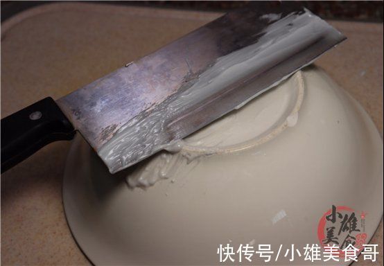 牙膏抹在菜刀上，没想到这么厉害，每家每户都用的到，赶紧去试试
