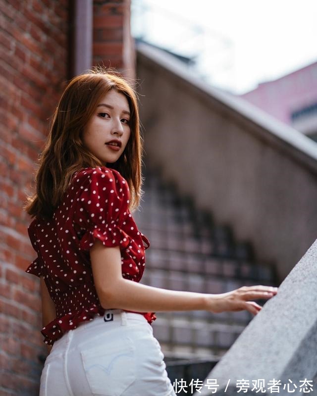 优雅 红色波点小衫是法式浪漫的精髓,展现女性的优雅大气