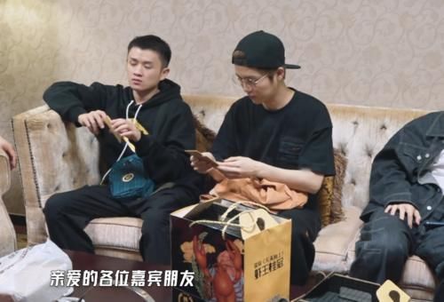 哈哈哈哈哈|邓超陈赫等人聊天时，鹿晗头上的帽子尤为抢镜，这不是那谁的？