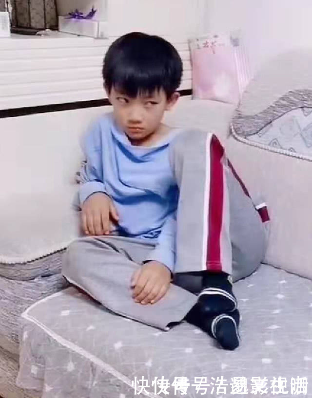 角落|爸爸抱着女儿柔情似水,儿子坐角落“冷眼旁观”,妈妈笑翻