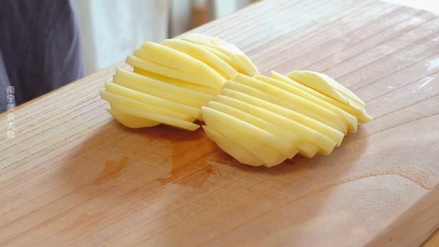 鸡蛋|土豆里打1个鸡蛋，居然这么好吃，我家一周吃5次都不腻，太香了