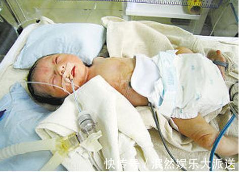 懂事|8岁哥哥独自给弟弟洗澡，在妈妈发现不对时，已经来不及了