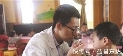 拔掉|6岁男孩长出“双排牙”，要一颗颗拔掉，妈妈自责不已，都怪我