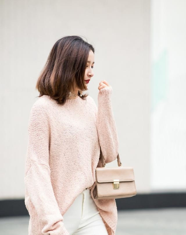 路人街拍,小姐姐身穿一件黑色紧身的小背心,清新洒脱