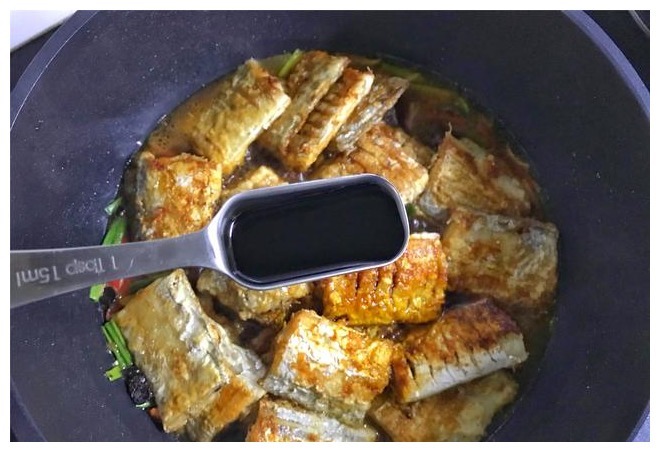 红烧带鱼好吃有诀窍，多加一料，肉质鲜嫩不腥，上桌连汤都不剩