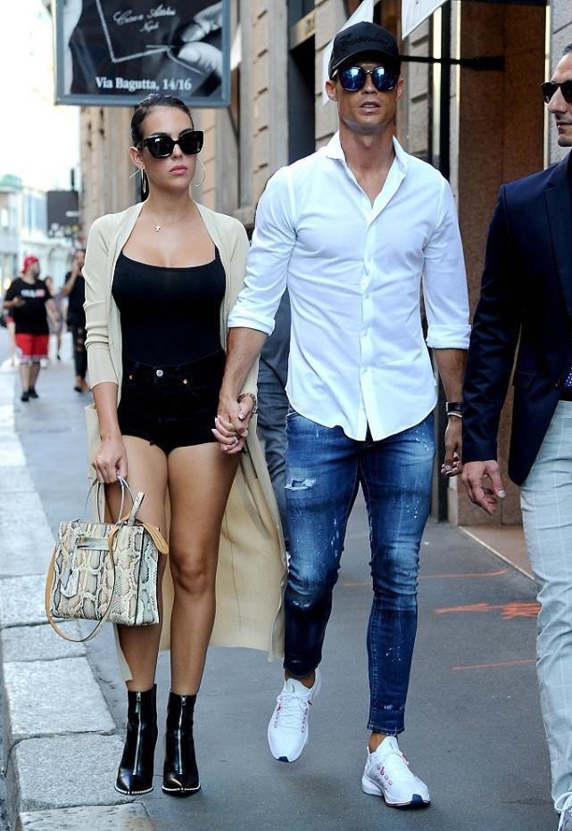 西装套装|C罗的女友身材太好了, 搭配外套都很妩媚, 能秀出自身女人味