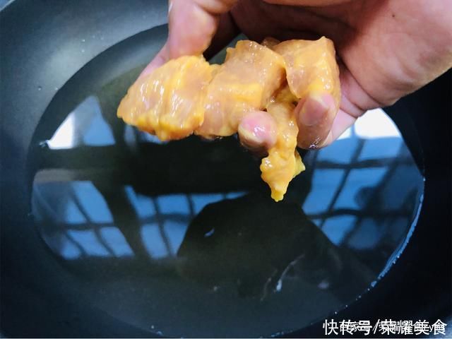 菠萝咕噜肉，甜酸酱汁是整道菜的“关键”所在，记住口诀不再失败