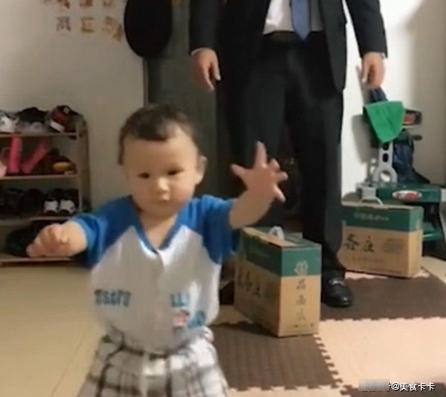 妈妈|爸爸回家先抱的姐姐, 1岁小宝宝气坏了, 不理他直接找妈妈