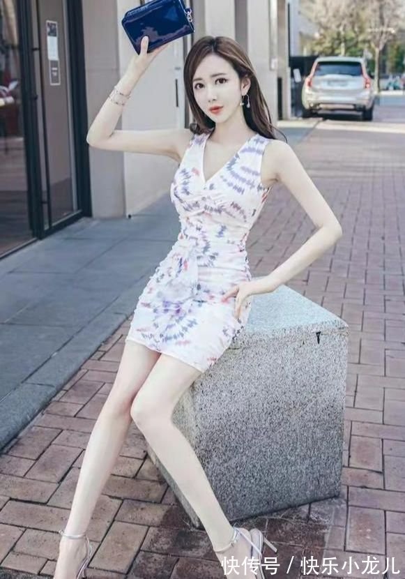 碎花 无袖背心碎花连体包臀裙的穿搭,彰显美与气质