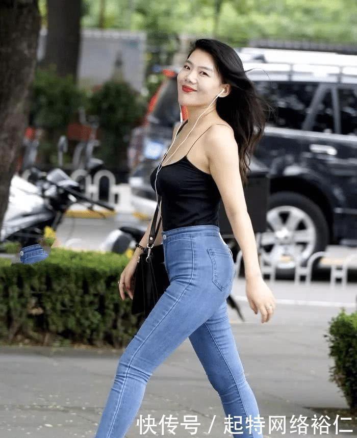 小巧|街拍美女穿着牛仔裤紧致百搭,吊带上衣更是小巧迷人