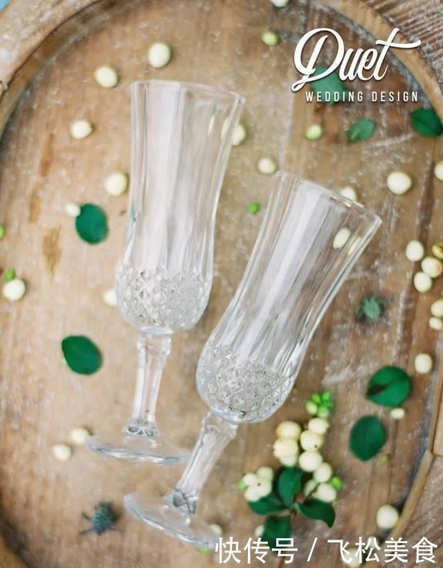 穿过这片森林，一起共赴人生美好，细雨中的户外婚礼