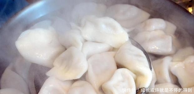 煮冻饺子,不要等到水开才下锅,做好“3步”,饺子不破皮口感好