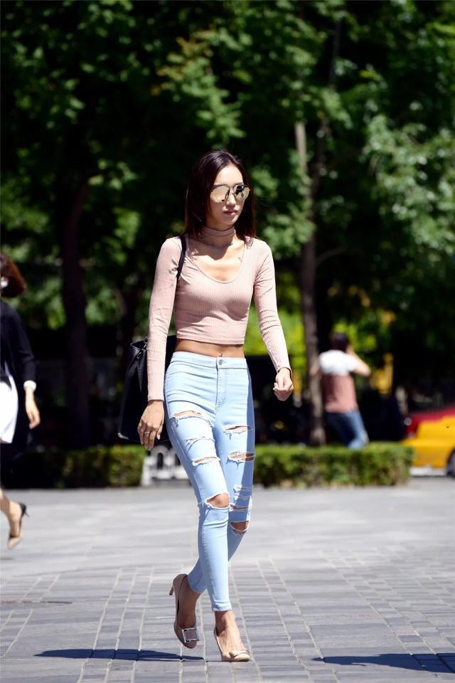 吊带背心|清新靓丽的时尚美女，吊带背心搭配休闲裤，干净利落