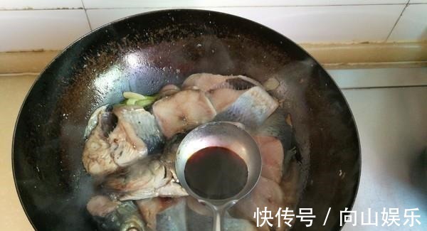 煮鱼时加上一点“它”，鱼肉不腥汤汁更香，还有很多人都不知道！
