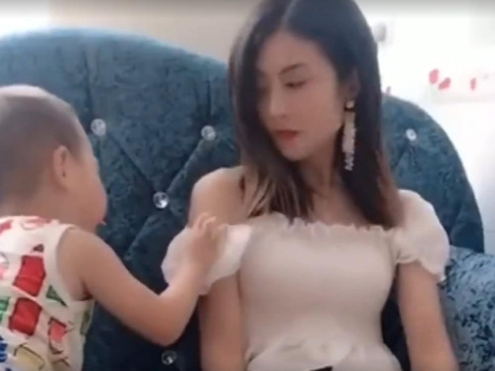 小家伙|宝宝帮小姨提袖子,认真的表情好有趣,网友直呼都快笑喷了