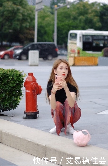 黑色露脐装搭配阔腿裤,美的不可方物