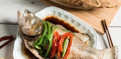 做清蒸鱼,别再用料酒去腥了,改用它,肉又鲜又嫩,没一点腥味
