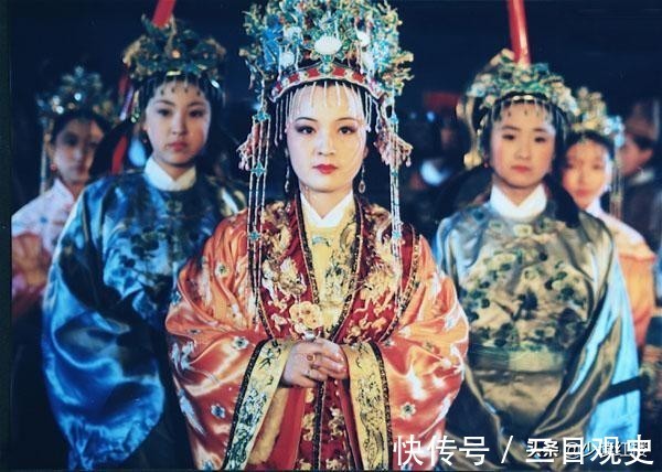 贾元春#红楼梦:贾府的两个元宵节里,藏着元春死亡的秘密