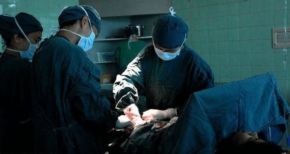八个月|8个月孕妇摔跤,切开肚子看到婴儿,医生和护士瞬间不淡定