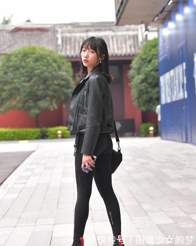 穿搭方式 打底裤小姐姐穿出时尚美感,展现出时尚美观的魅力,更加漂亮