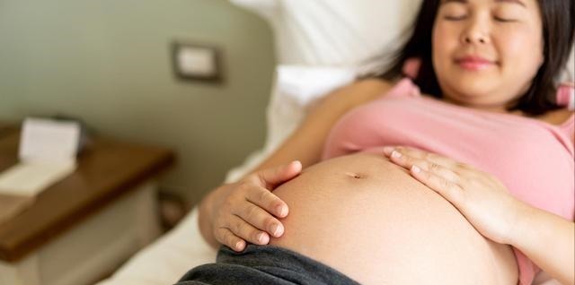 睡姿|孕妇睡觉时会压到胎儿吗？孕期睡眠姿势有讲究，孕妈早了解别做错