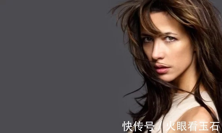 翡翠#法国女神苏菲.玛索对翡翠情有独钟,佩戴9位数翡翠出场,惊艳全场