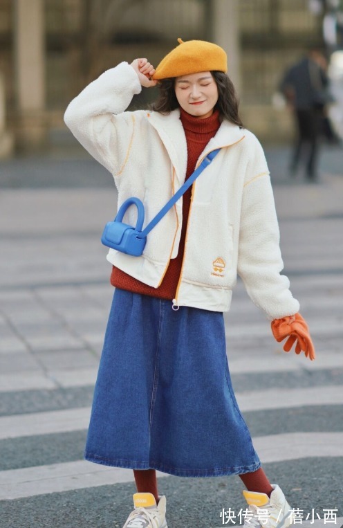 时髦 今年建议多穿羊羔毛外套,搭配卫衣、毛衣、半身裙,保暖又时髦