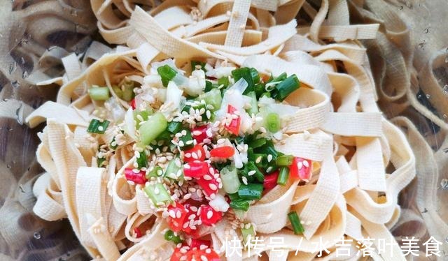 下饭|家常凉拌豆腐皮,2块钱做一大盘,鲜香下饭,大人孩子都爱吃!