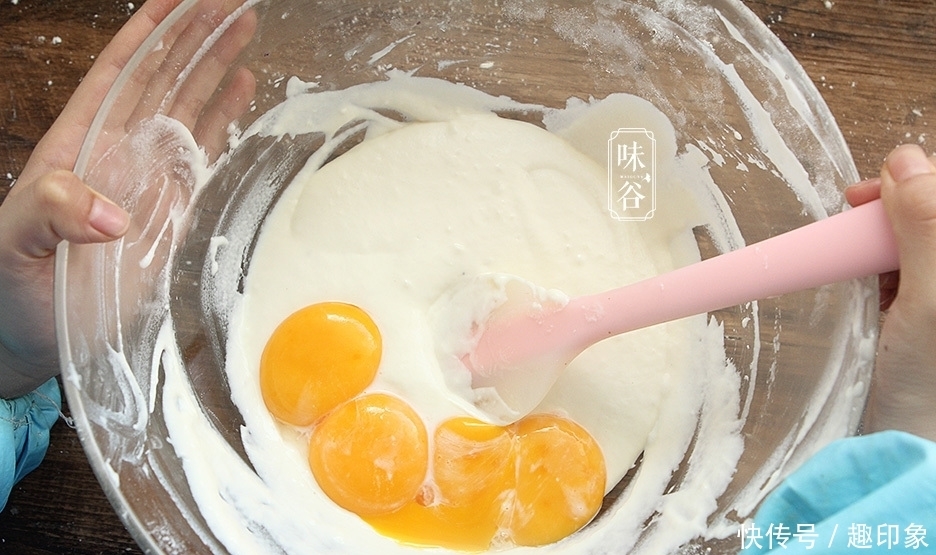 教你在家做蛋糕,掌握好小窍门,不塌陷不回缩,比烤的还要好吃