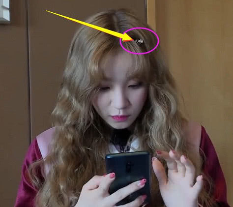 宋雨琦录跑男被抓拍,却意外带火头上的“神器”,专防发际线后退