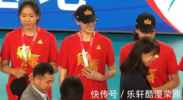 赖亚文|姚迪高举冠军奖杯!袁心玥龚翔宇热聊,赖亚文颁奖,铜牌队黑脸