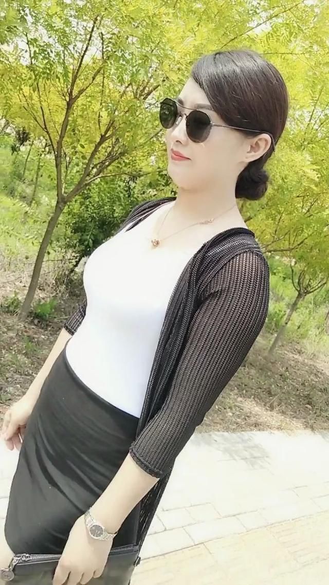 美感|街拍小姐姐一身简单的红裙装,透出一股清新的美感,很有少女范