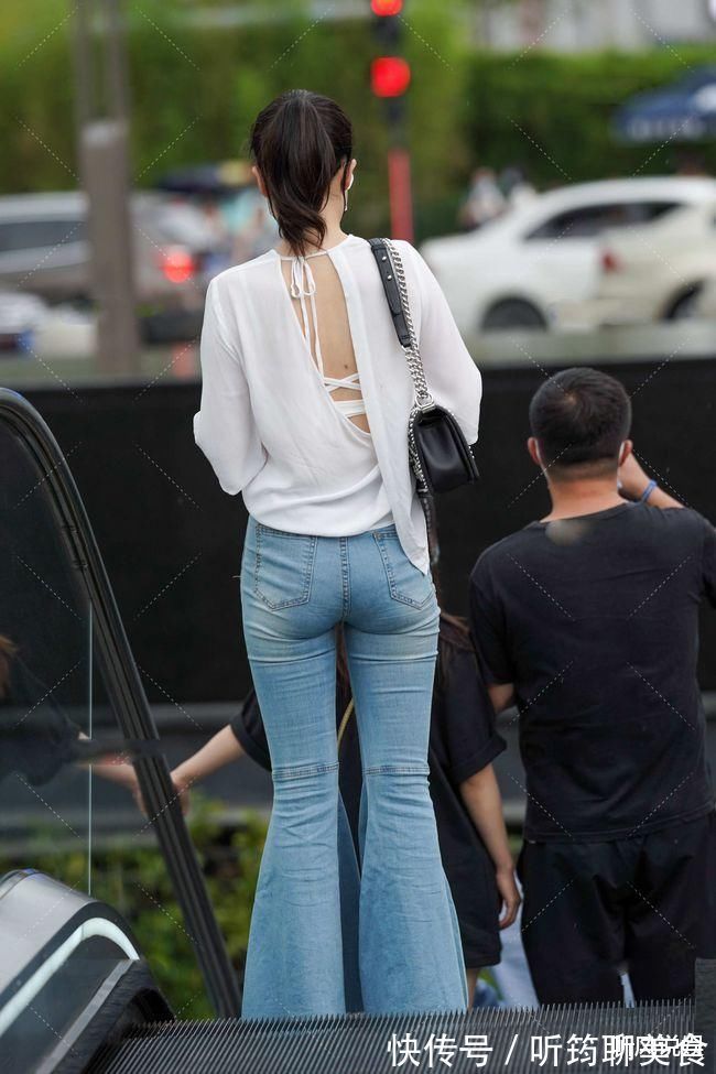 牛仔裤 普通的衣服也可以穿出时髦感,白色搭配蓝色牛仔裤,清新时尚