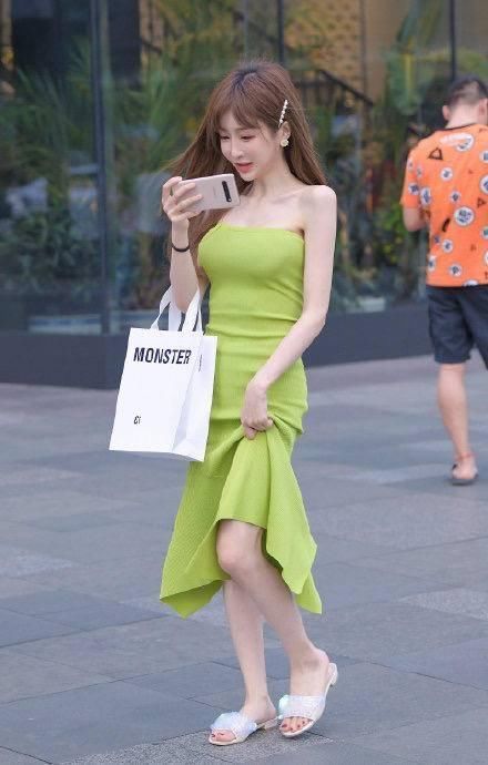街拍小姐姐身材太好了,穿绿色抹胸裙白到发光,配初恋发真迷人