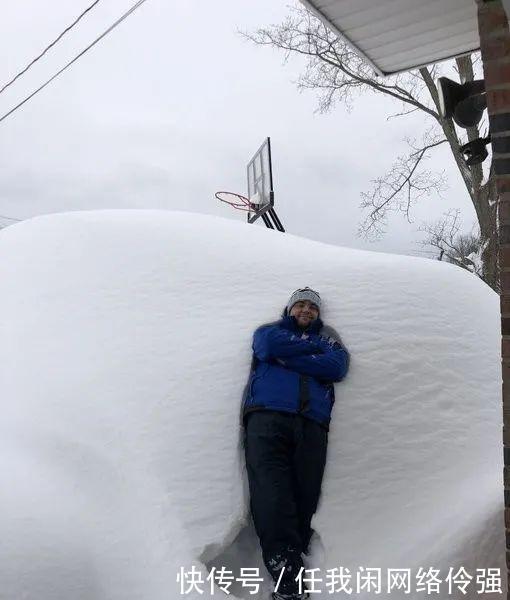 纽约州天降暴雪足足一米厚！车和房全都被埋了，只剩白茫茫！