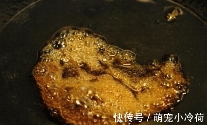 白砂糖|炒糖色时，应该放油还是放水？很多人都做错 ，难怪肉发苦发焦！