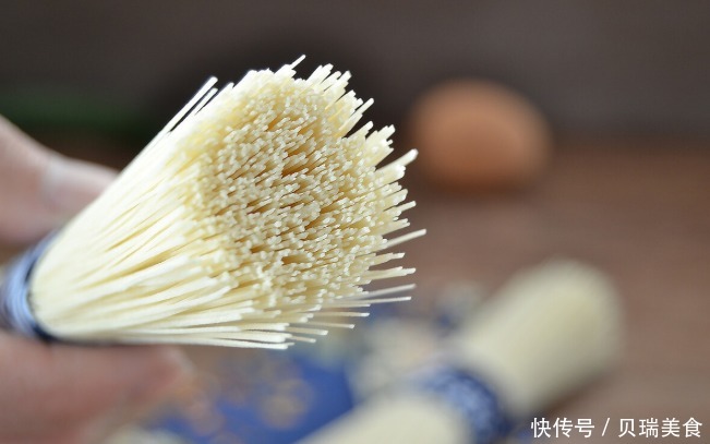 钠离子|得了高血压，管好自己的嘴，4种食物吃起来不咸，却会升压