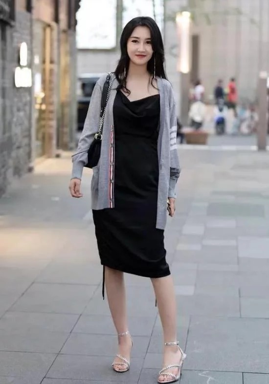 背心|路人街拍,黑色高腰针织背心,露出小蛮腰,你就是主角