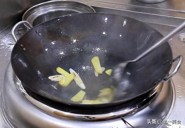 清香|五花肉别再红烧了，试试这道雪梨五花肉，肥而不腻，清香美味