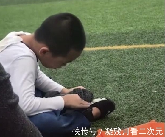 小学生|小学生擦耐克鞋,姿势一看就是老司机,网友:你该穿AJ的