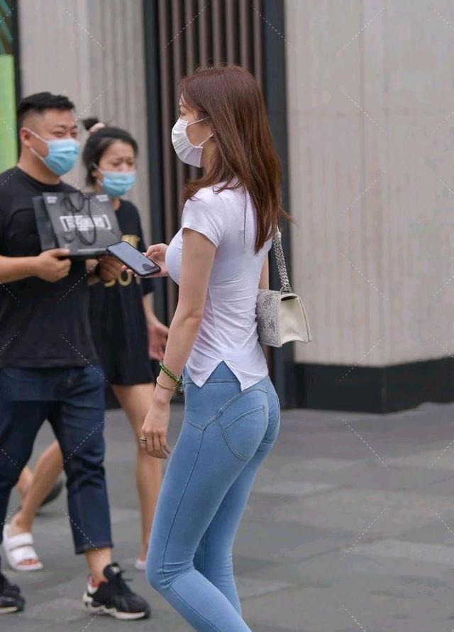 非对称 非对称设计的抽绳短袖，搭配紧身牛仔裤，时髦个性还不失女人味！