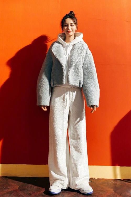 扎丸子头|女明星选择综合症!颗粒绒外套配牛仔裤,很是迷人