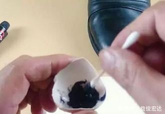 修复|皮鞋蹭破皮了不用愁,用厨房扔掉的这个东西,轻松修复如新!