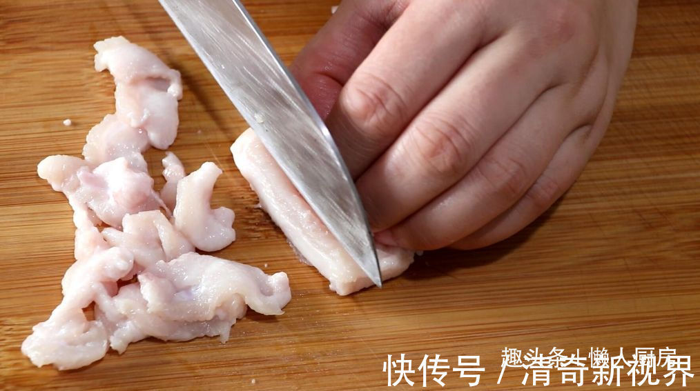 开胃|四季豆别只会清炒着吃，试试加点猪肉和辣椒一起炒，开胃又下饭