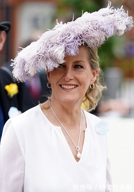 梅根 凯特小婶继续闪耀赛马会,一袭绿色印花裙穿出高级美,成时尚新秀!