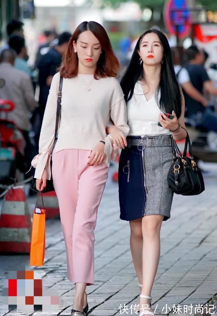 街拍|街拍美女:美丽的闺蜜一起逛街,感觉穿裙子的小姐姐颜值要高一点哦