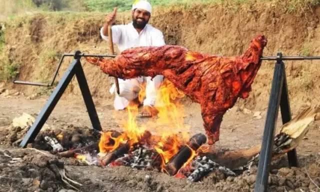 烤乳猪|都是“烧烤”,越南烤乳猪,迪拜烤骆驼,看到中国国外这些都弱爆了